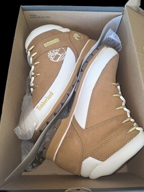 NEW Timberland Tan and White Women's Boot Sneakers Size 10